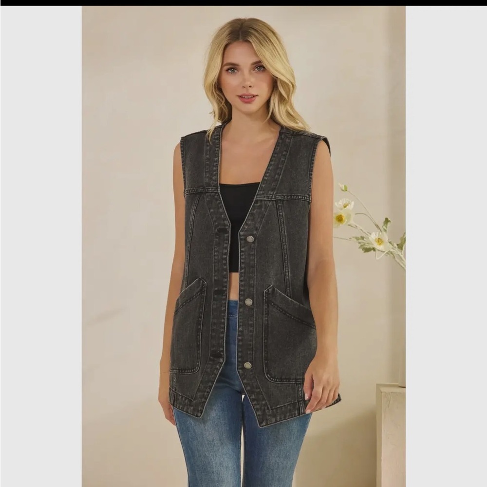 320. Denim vest with pockets in black
